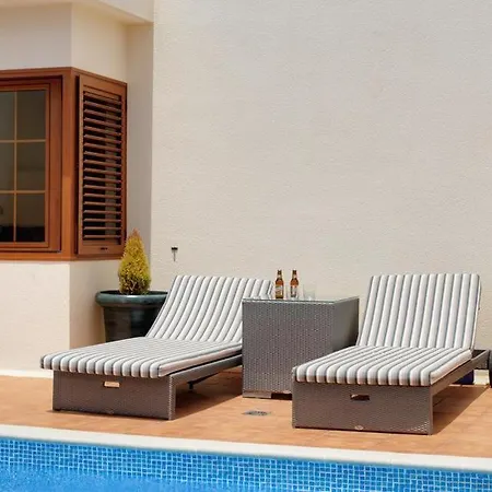 Sleeps 9 With Pool Air Con And Wifi * Costa Teguise
