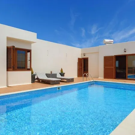 Sleeps 9 With Pool Air Con And Wifi * Costa Teguise