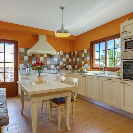 Villa Sleeps 9 With Pool Air Con And Wifi