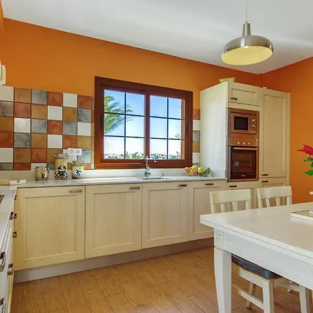 Sleeps 9 With Pool Air Con And Wifi